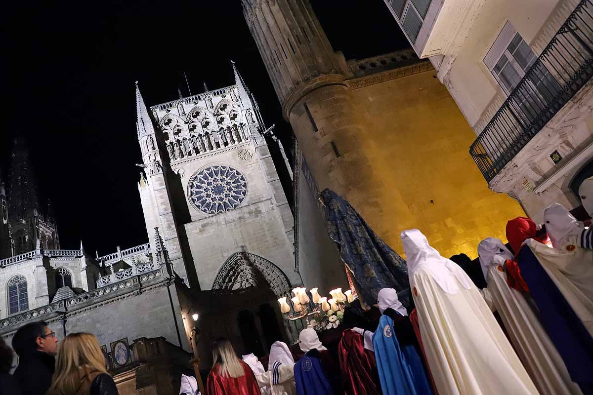 Mujeres de distintas cofradías burgalesas han portado la imagen de la Virgen de las Angustias por el centro de Burgos en el Sábado de Pasión.