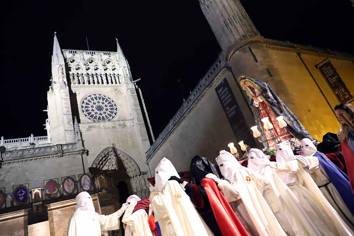 Mujeres de distintas cofradías burgalesas han portado la imagen de la Virgen de las Angustias por el centro de Burgos en el Sábado de Pasión.