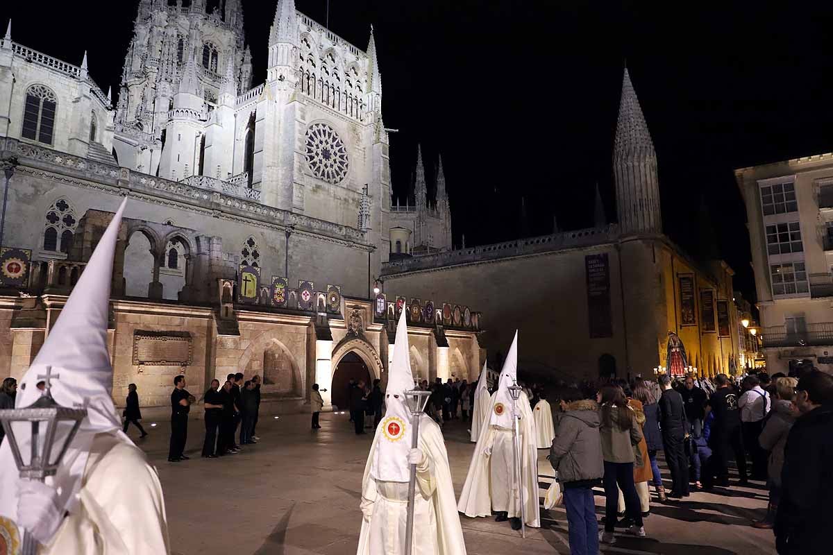 Mujeres de distintas cofradías burgalesas han portado la imagen de la Virgen de las Angustias por el centro de Burgos en el Sábado de Pasión.