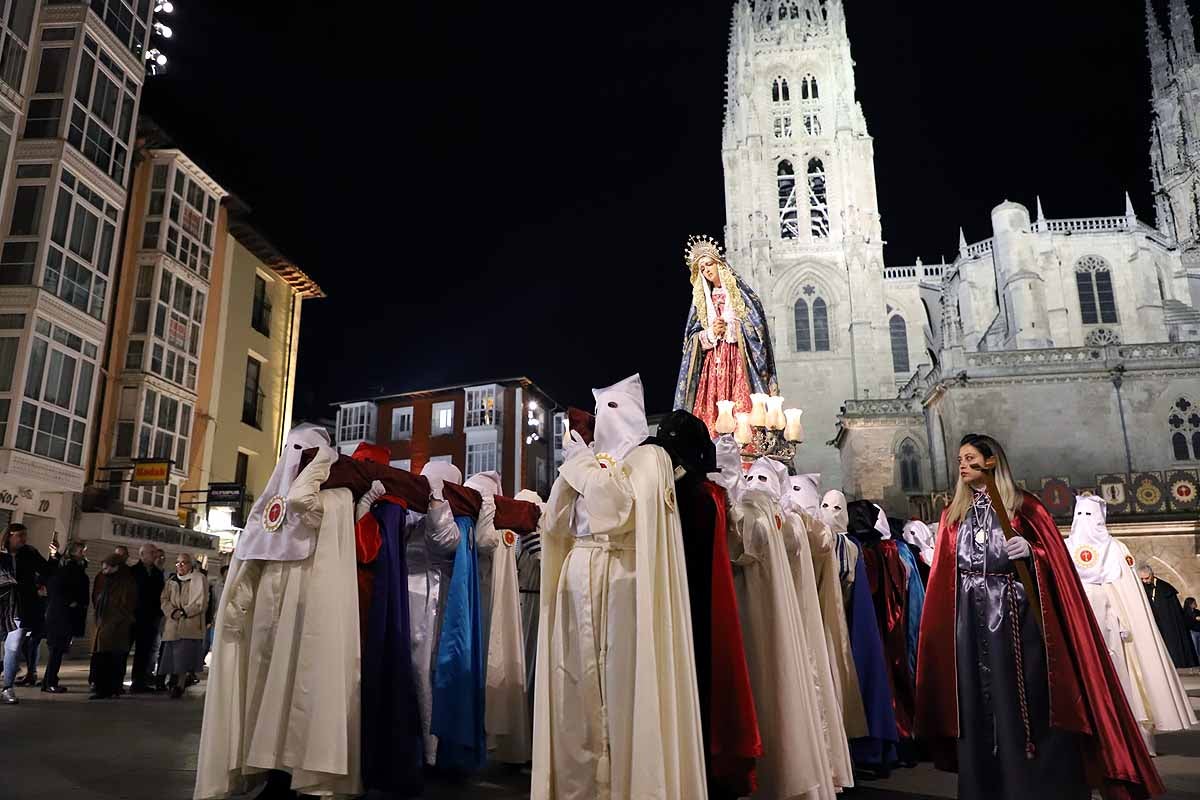 Mujeres de distintas cofradías burgalesas han portado la imagen de la Virgen de las Angustias por el centro de Burgos en el Sábado de Pasión.