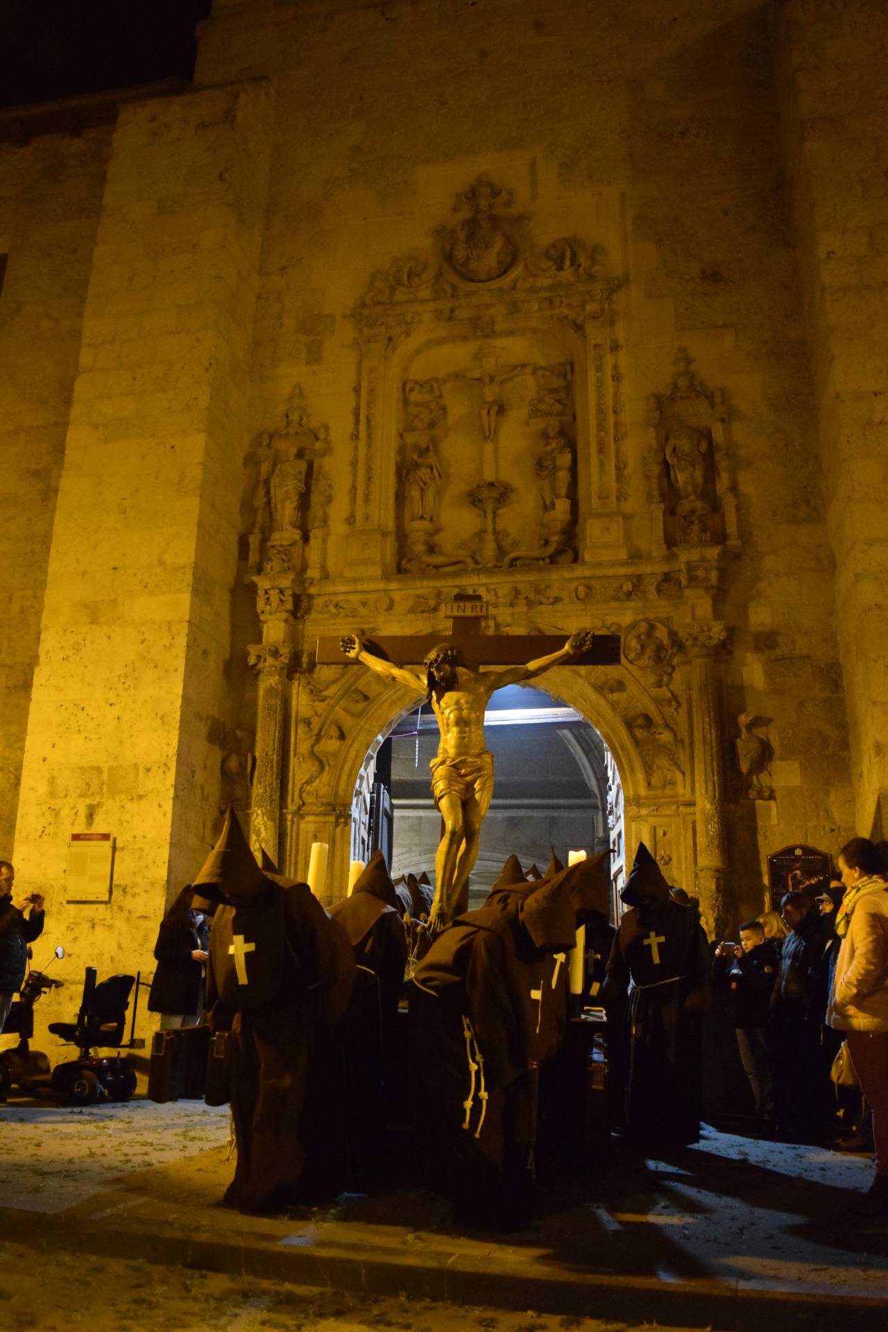 La procesión del Silencio es una de las más austeras de Burgos. Aúna a miembros de distintas cofradías que anoche acompañaron la imagen del Cristo de la Salud en la noche del Viernes de Dolores