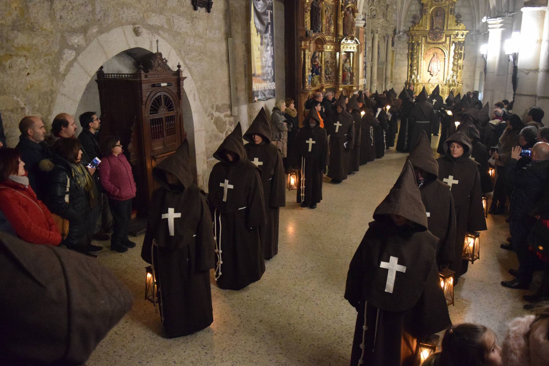 La procesión del Silencio es una de las más austeras de Burgos. Aúna a miembros de distintas cofradías que anoche acompañaron la imagen del Cristo de la Salud en la noche del Viernes de Dolores