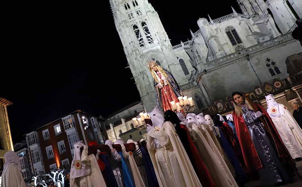 La procesión de la Virgen de las Angustias ha recorrido las calles del centro de Burgos. 