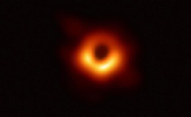 Fotografía facilitada por el CSIC de la primera imagen obtenida de un agujero negro.