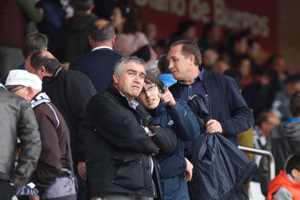 Cientos de aficionados se vuelven a dar cita en El Plantñio paran disfrutar del encuentro entre el Burgos CF y la Cultural Leonesa.