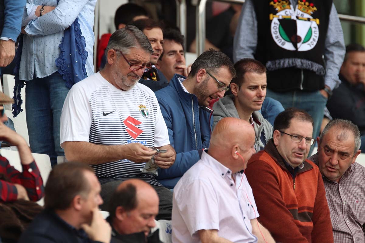 Cientos de aficionados se vuelven a dar cita en El Plantñio paran disfrutar del encuentro entre el Burgos CF y la Cultural Leonesa.