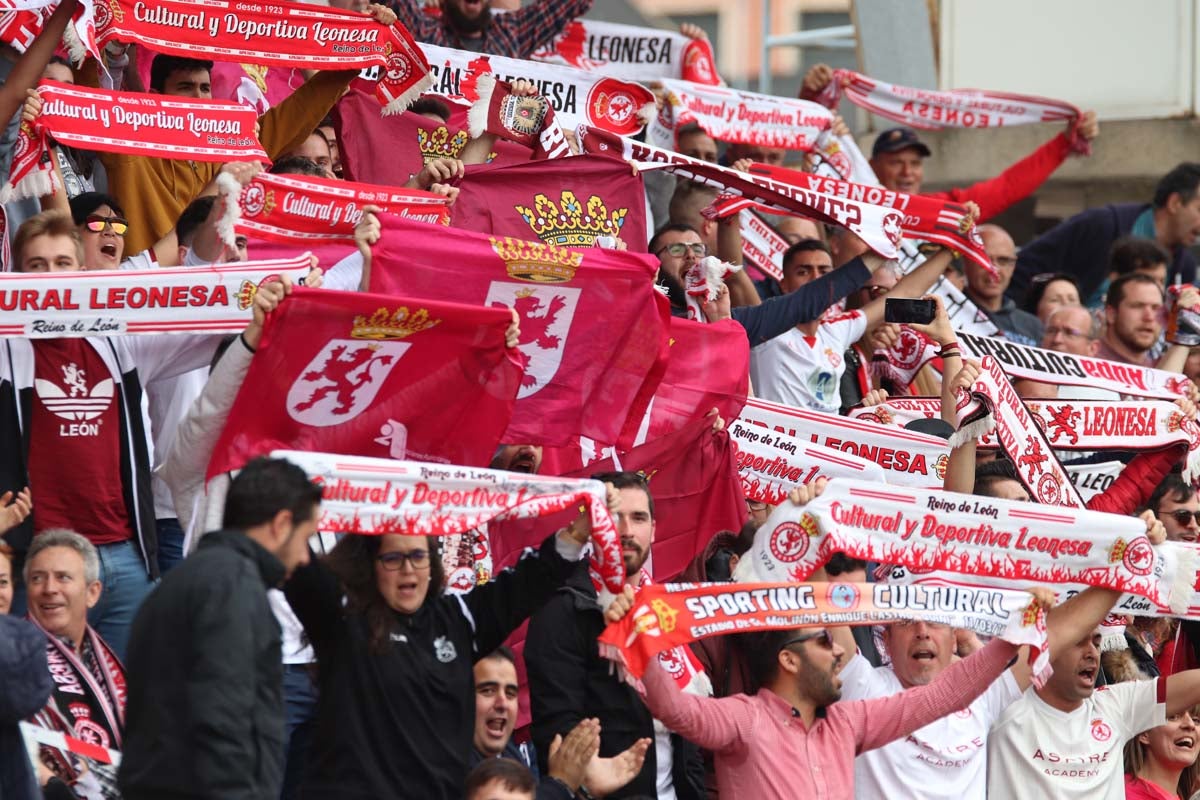 Cientos de aficionados se vuelven a dar cita en El Plantñio paran disfrutar del encuentro entre el Burgos CF y la Cultural Leonesa.