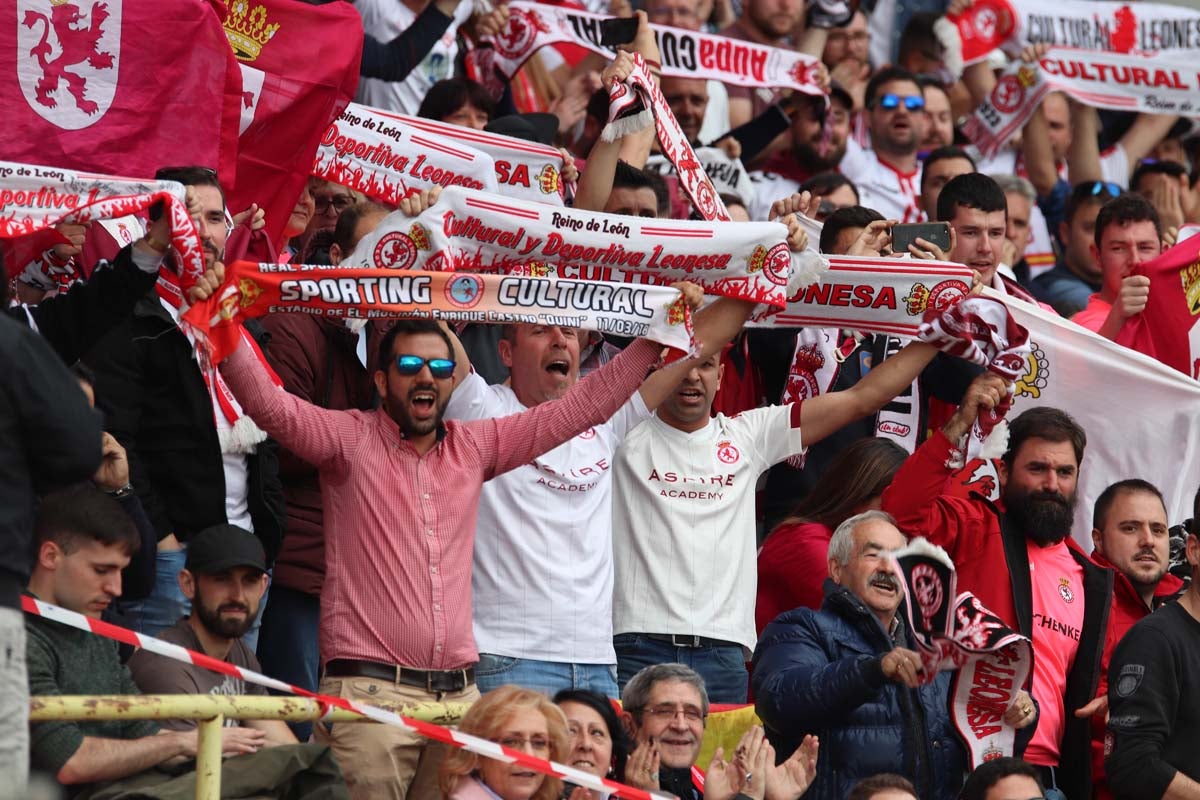 Cientos de aficionados se vuelven a dar cita en El Plantñio paran disfrutar del encuentro entre el Burgos CF y la Cultural Leonesa.