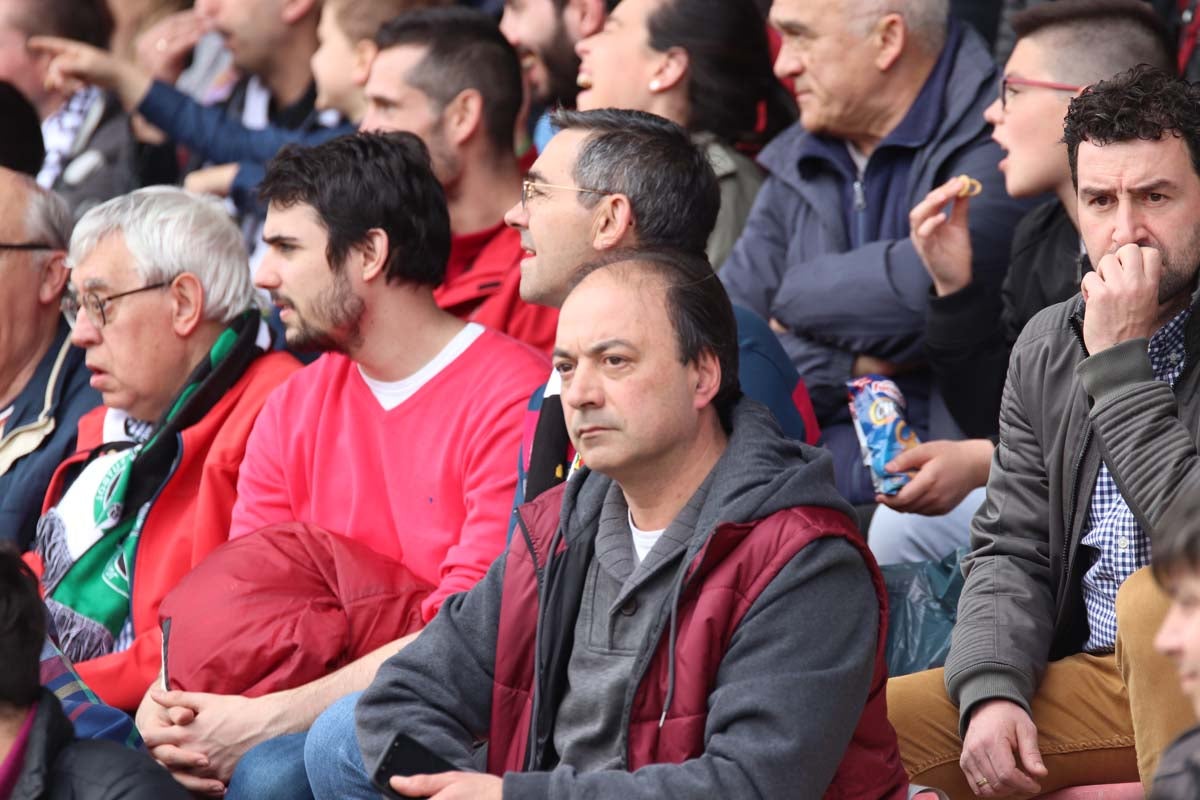 Cientos de aficionados se vuelven a dar cita en El Plantñio paran disfrutar del encuentro entre el Burgos CF y la Cultural Leonesa.