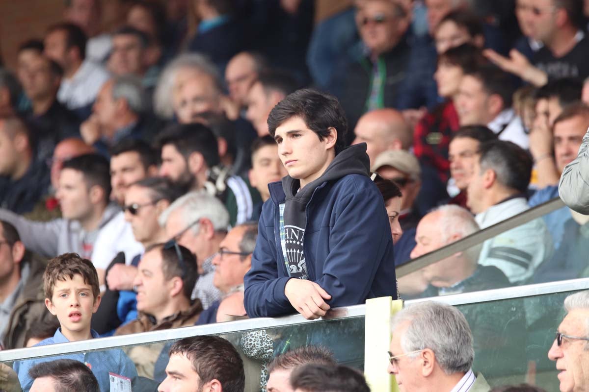 Cientos de aficionados se vuelven a dar cita en El Plantñio paran disfrutar del encuentro entre el Burgos CF y la Cultural Leonesa.