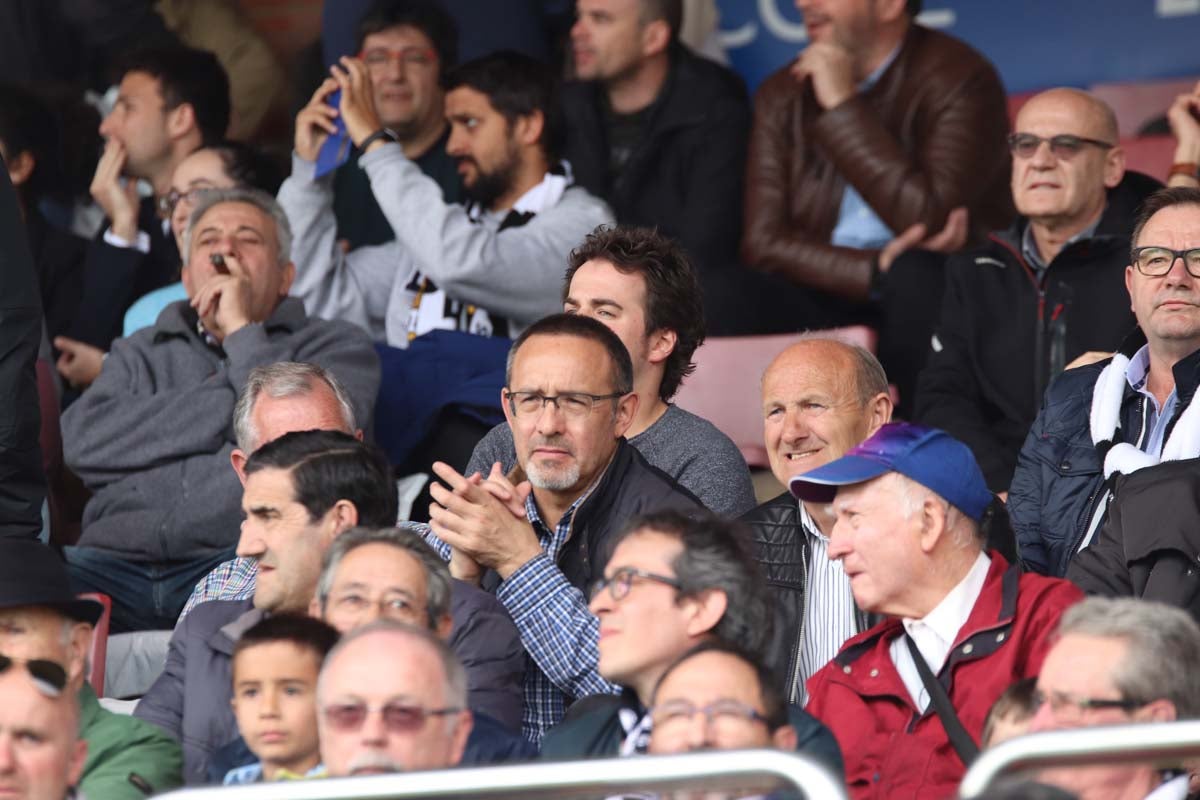 Cientos de aficionados se vuelven a dar cita en El Plantñio paran disfrutar del encuentro entre el Burgos CF y la Cultural Leonesa.