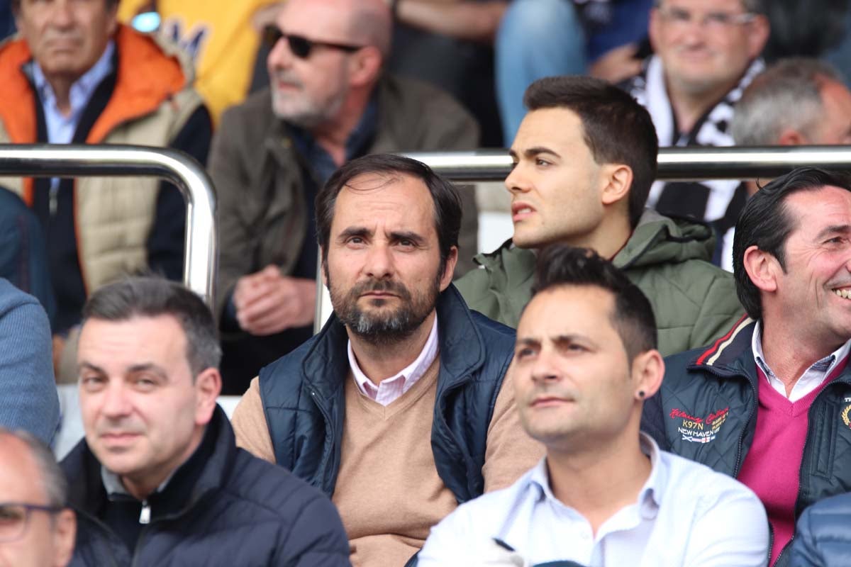 Cientos de aficionados se vuelven a dar cita en El Plantñio paran disfrutar del encuentro entre el Burgos CF y la Cultural Leonesa.