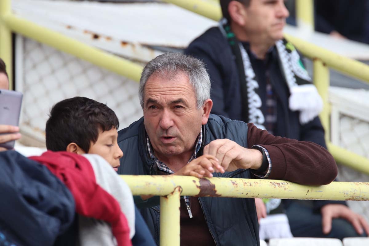 Cientos de aficionados se vuelven a dar cita en El Plantñio paran disfrutar del encuentro entre el Burgos CF y la Cultural Leonesa.