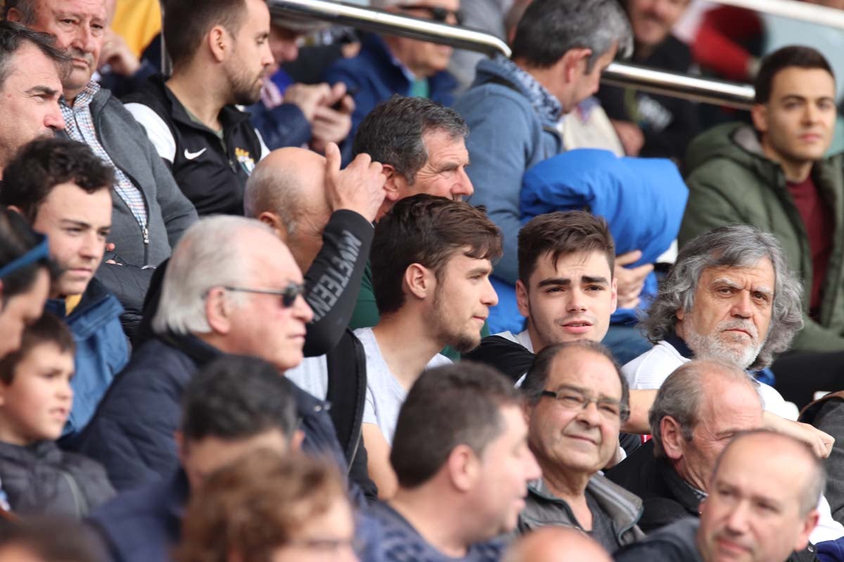 Cientos de aficionados se vuelven a dar cita en El Plantñio paran disfrutar del encuentro entre el Burgos CF y la Cultural Leonesa.