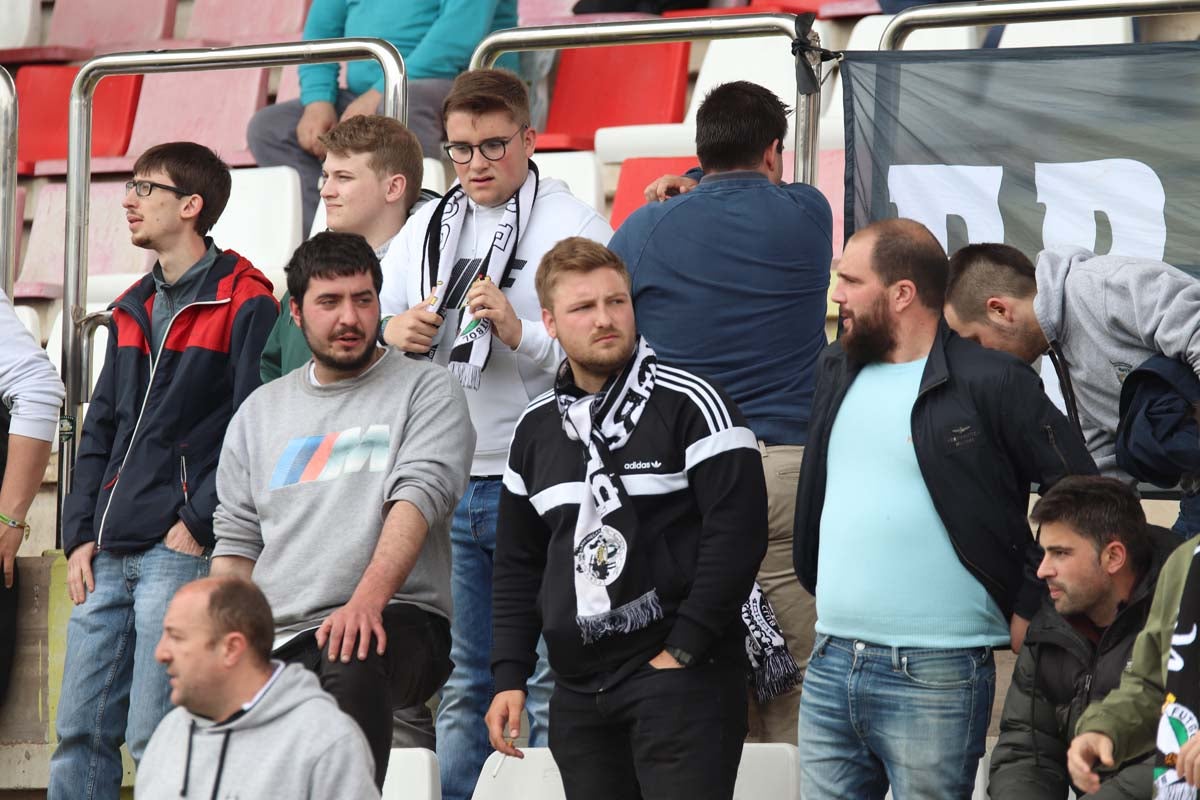 Cientos de aficionados se vuelven a dar cita en El Plantñio paran disfrutar del encuentro entre el Burgos CF y la Cultural Leonesa.