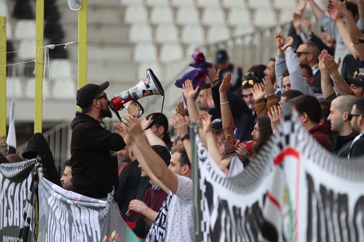 Cientos de aficionados se vuelven a dar cita en El Plantñio paran disfrutar del encuentro entre el Burgos CF y la Cultural Leonesa.