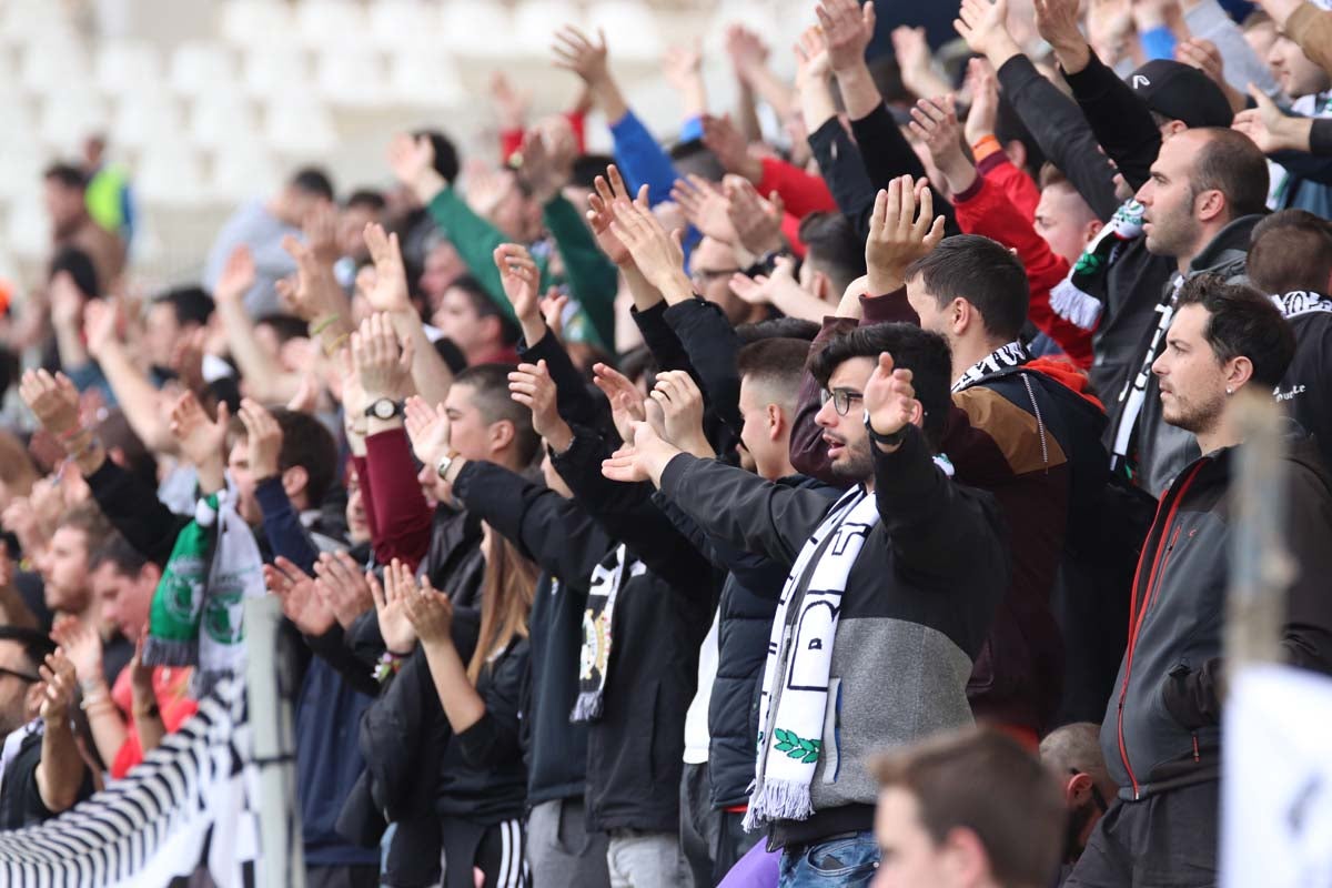 Cientos de aficionados se vuelven a dar cita en El Plantñio paran disfrutar del encuentro entre el Burgos CF y la Cultural Leonesa.