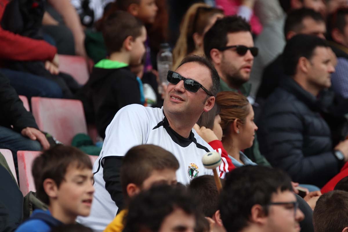 Cientos de aficionados se vuelven a dar cita en El Plantñio paran disfrutar del encuentro entre el Burgos CF y la Cultural Leonesa.