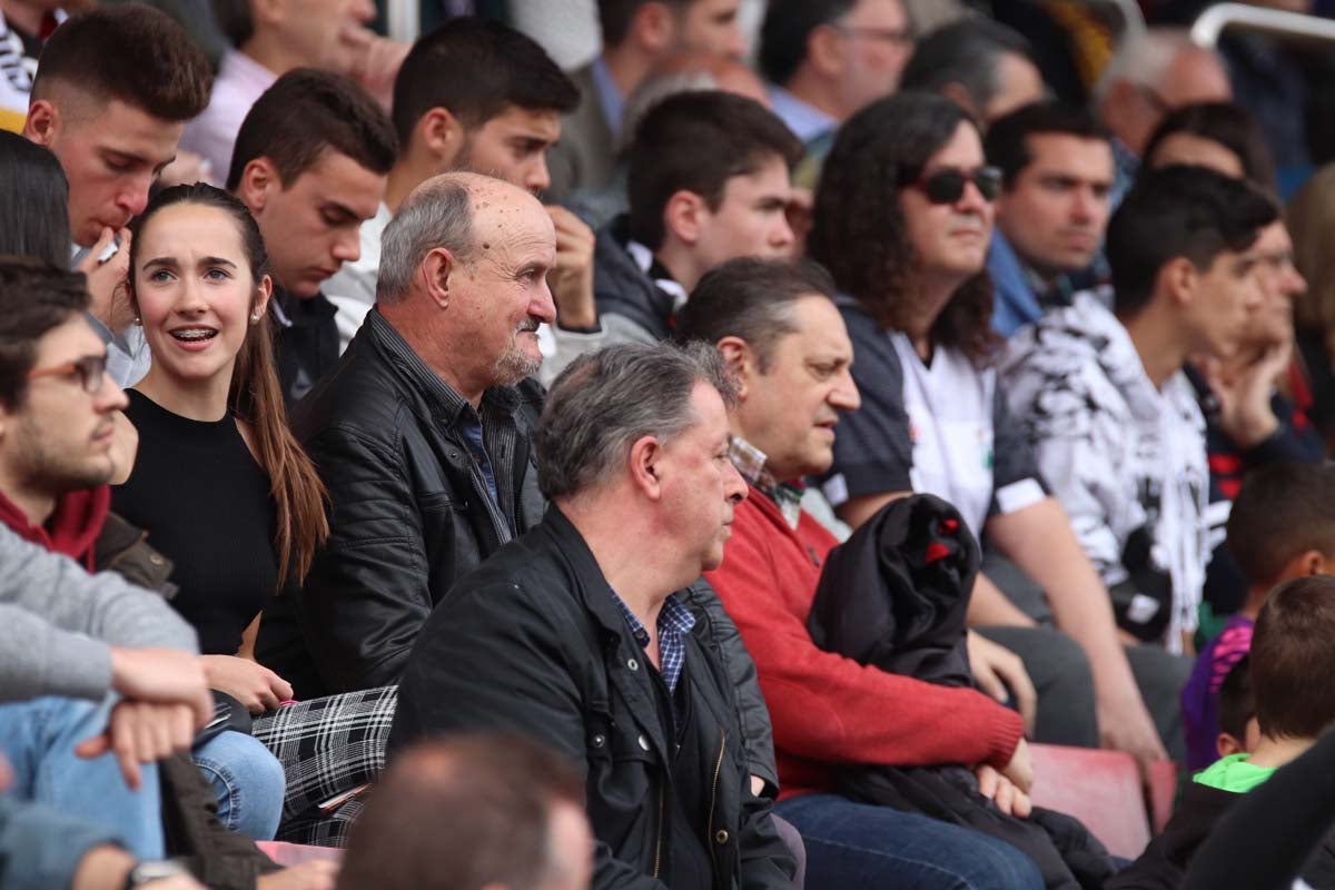 Cientos de aficionados se vuelven a dar cita en El Plantñio paran disfrutar del encuentro entre el Burgos CF y la Cultural Leonesa.