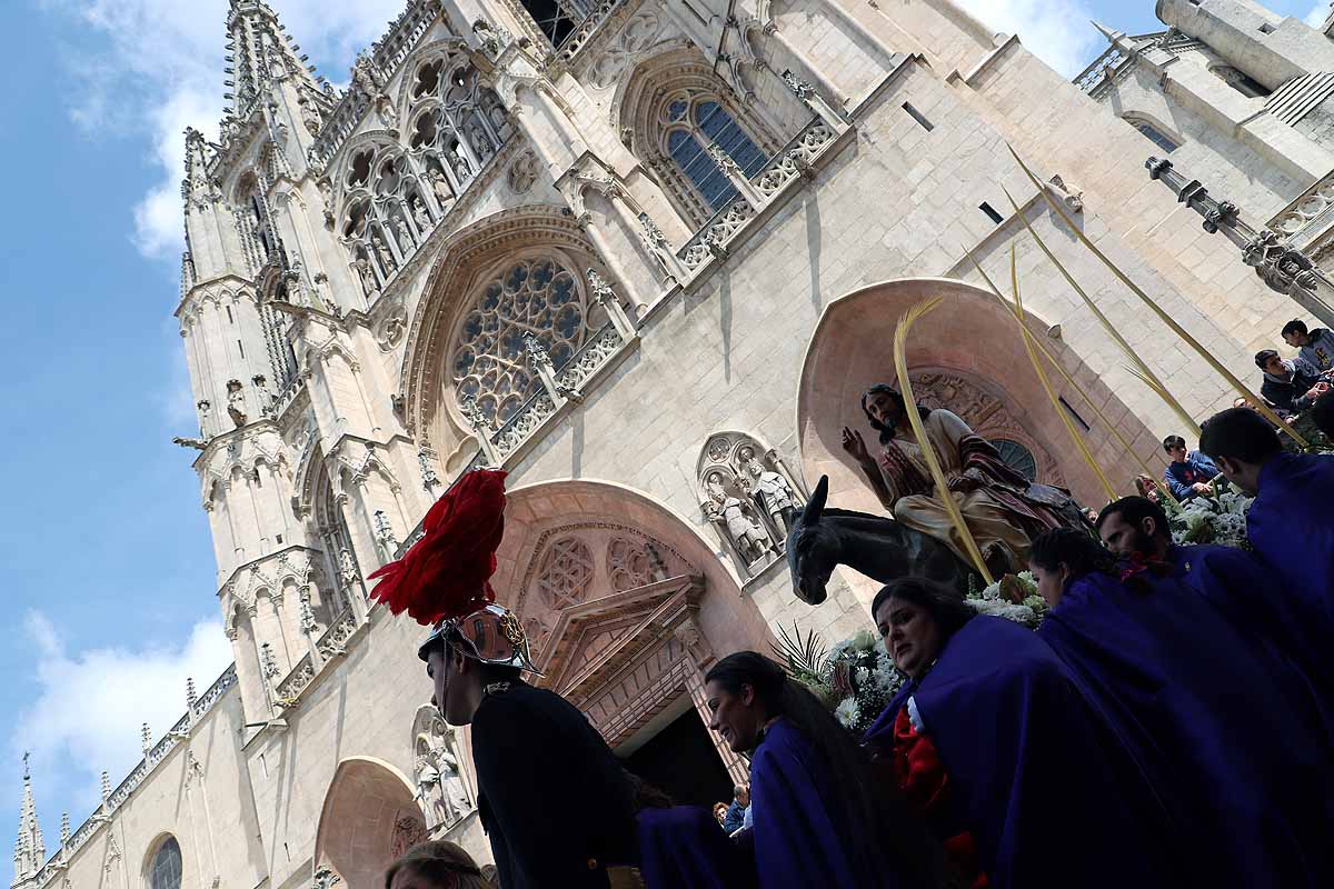 Sobre las 13.30 horas, el paso de Jesús en la Borriquilla ha llegado a la Catedral de Burgos. 