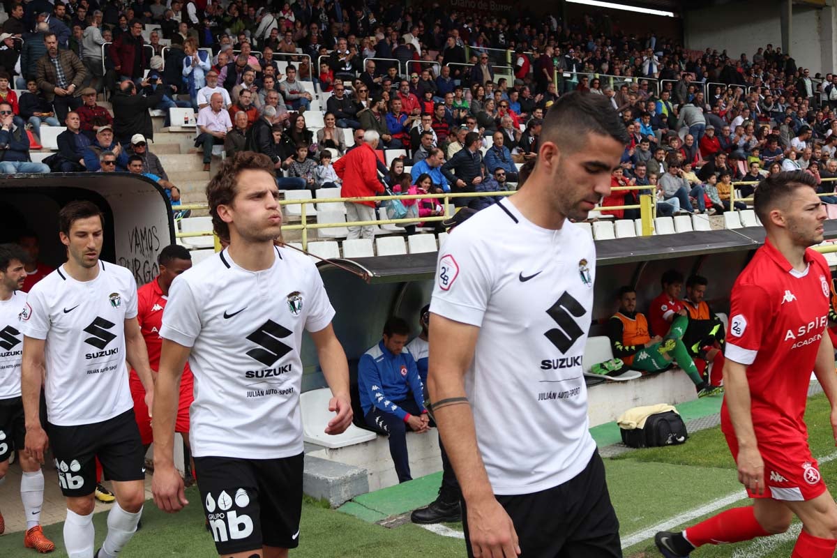 Una selección de las mejores imagenes del partido entre el Burgos CF y la Cultural Leonesa disputado en El Plantío.