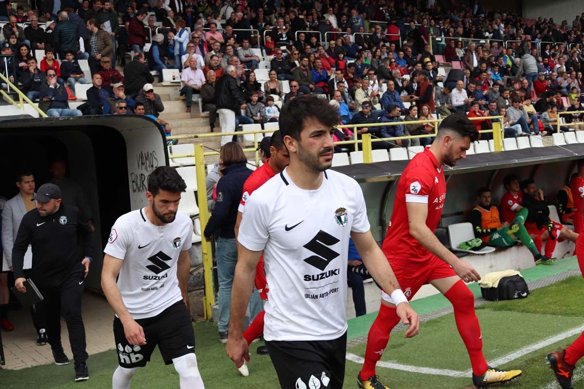 Una selección de las mejores imagenes del partido entre el Burgos CF y la Cultural Leonesa disputado en El Plantío.