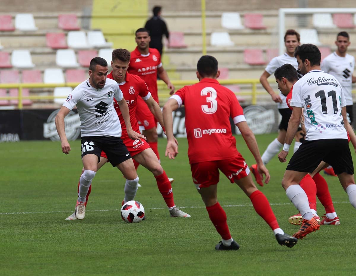 Una selección de las mejores imagenes del partido entre el Burgos CF y la Cultural Leonesa disputado en El Plantío.