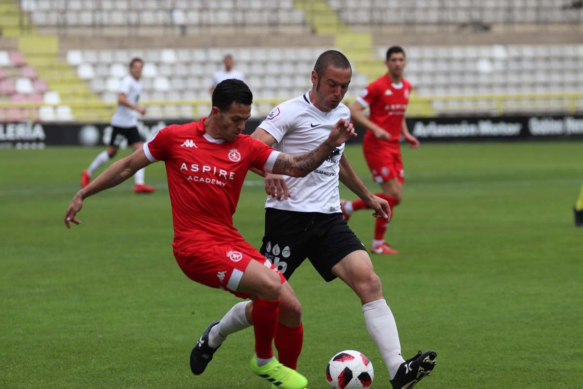 Una selección de las mejores imagenes del partido entre el Burgos CF y la Cultural Leonesa disputado en El Plantío.