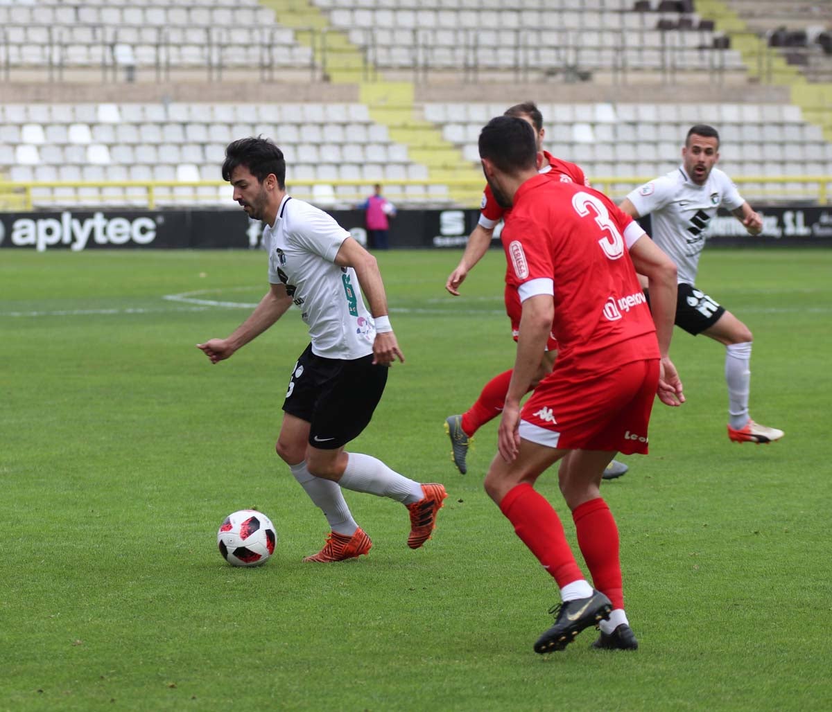 Una selección de las mejores imagenes del partido entre el Burgos CF y la Cultural Leonesa disputado en El Plantío.