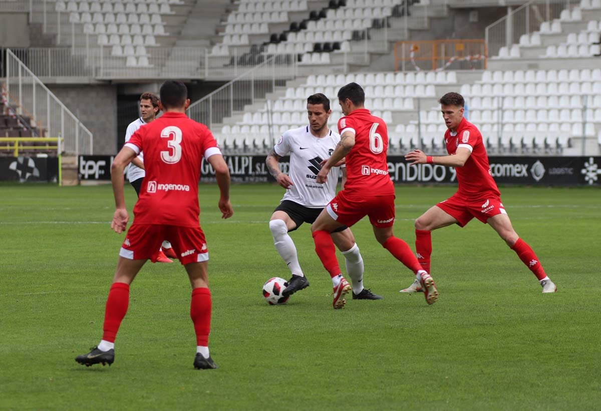 Una selección de las mejores imagenes del partido entre el Burgos CF y la Cultural Leonesa disputado en El Plantío.