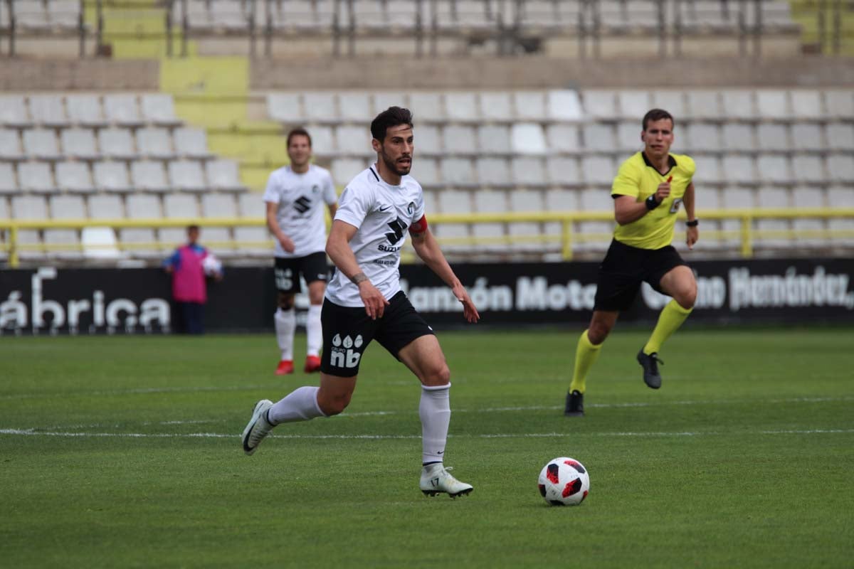 Una selección de las mejores imagenes del partido entre el Burgos CF y la Cultural Leonesa disputado en El Plantío.