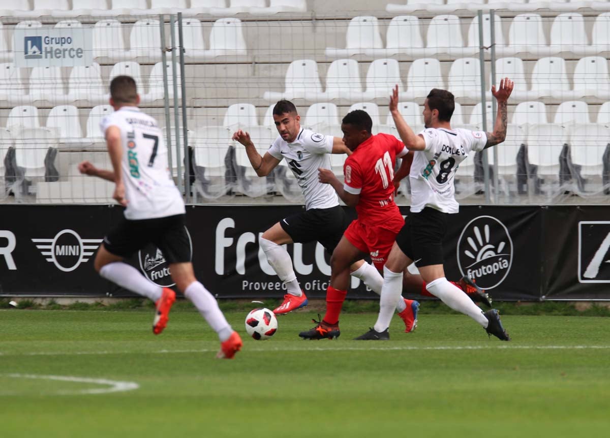 Una selección de las mejores imagenes del partido entre el Burgos CF y la Cultural Leonesa disputado en El Plantío.