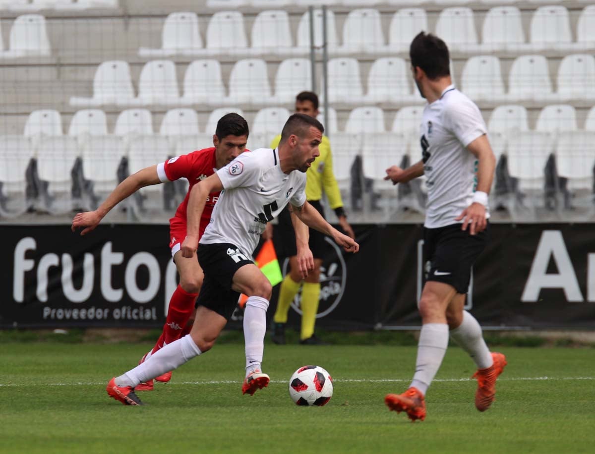 Una selección de las mejores imagenes del partido entre el Burgos CF y la Cultural Leonesa disputado en El Plantío.