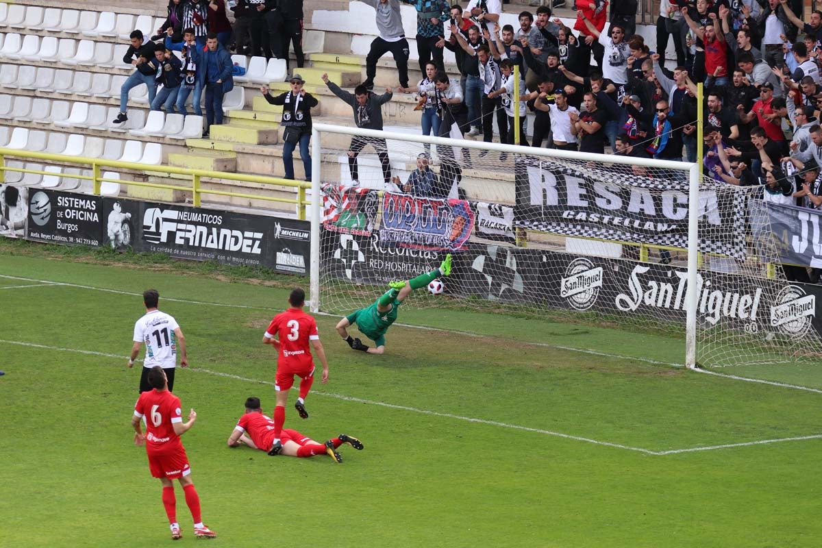 Una selección de las mejores imagenes del partido entre el Burgos CF y la Cultural Leonesa disputado en El Plantío.