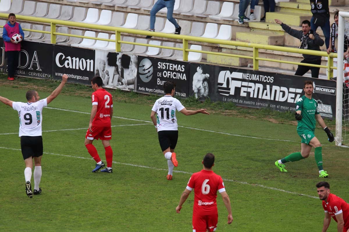 Una selección de las mejores imagenes del partido entre el Burgos CF y la Cultural Leonesa disputado en El Plantío.