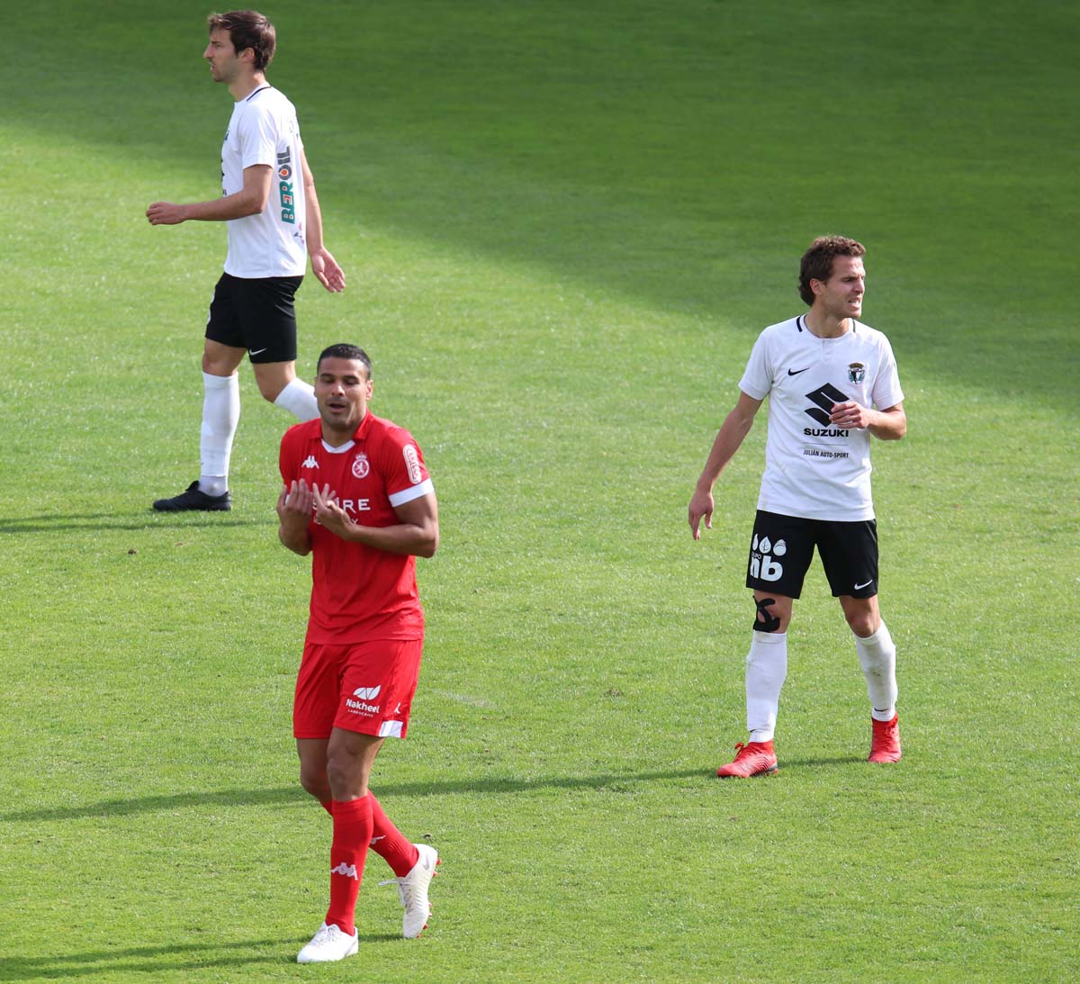 Una selección de las mejores imagenes del partido entre el Burgos CF y la Cultural Leonesa disputado en El Plantío.