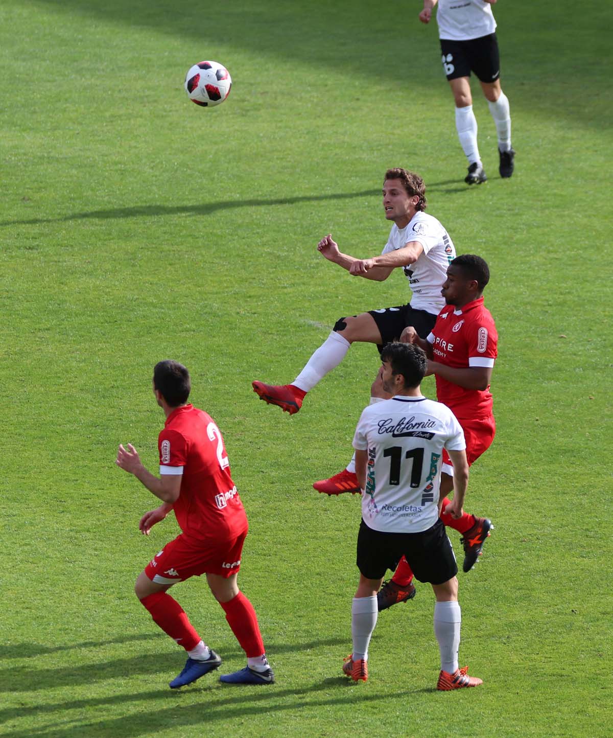 Una selección de las mejores imagenes del partido entre el Burgos CF y la Cultural Leonesa disputado en El Plantío.