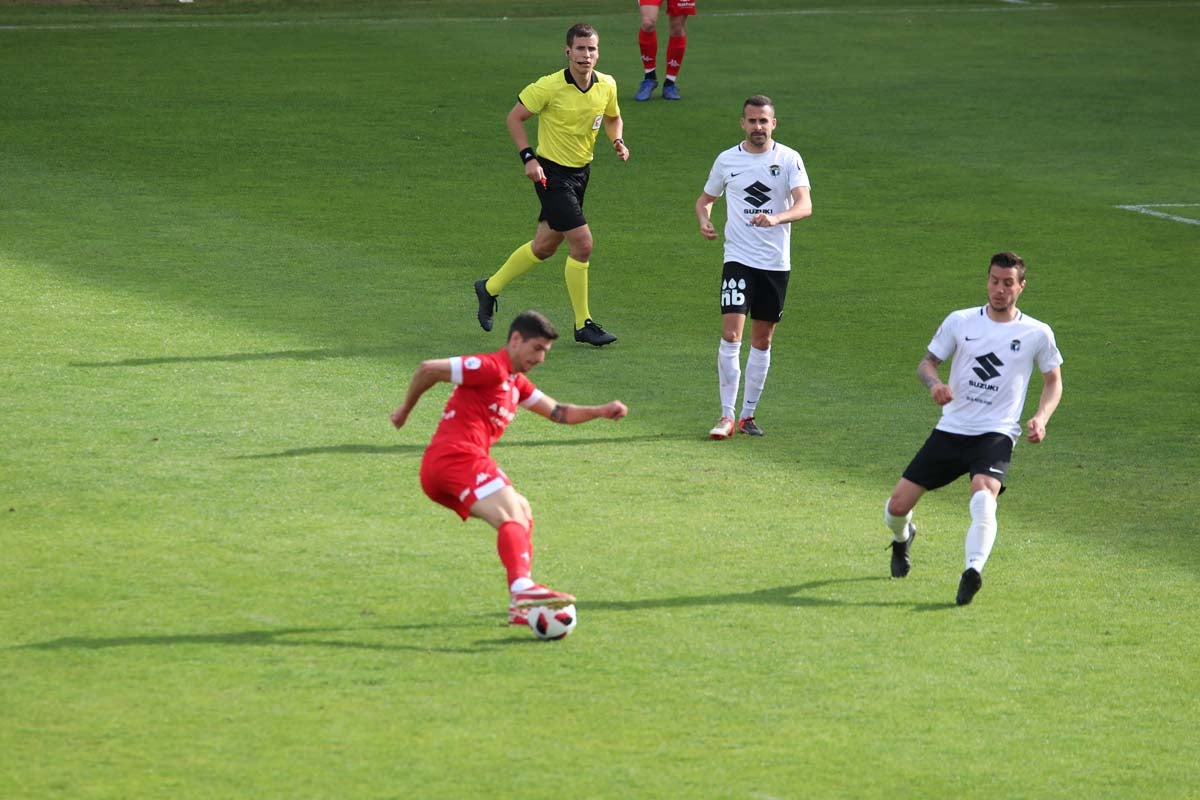 Una selección de las mejores imagenes del partido entre el Burgos CF y la Cultural Leonesa disputado en El Plantío.