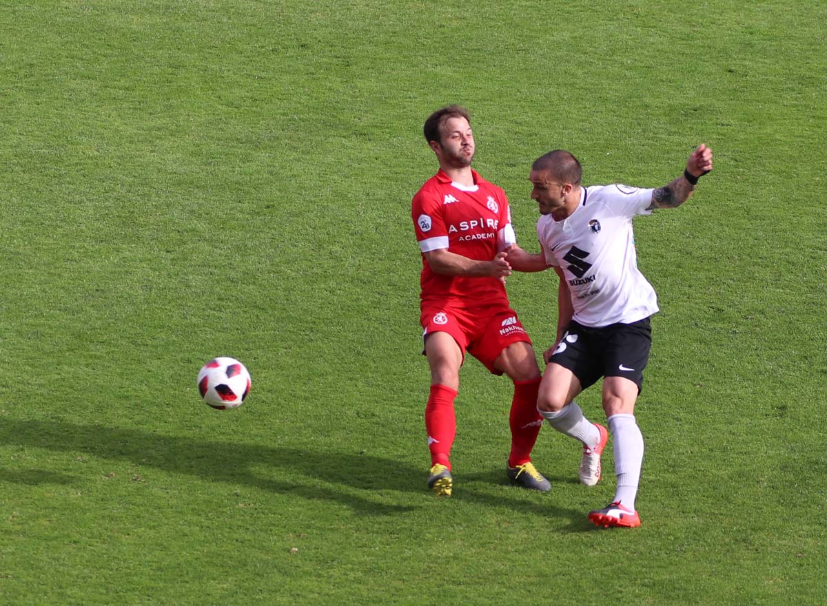 Una selección de las mejores imagenes del partido entre el Burgos CF y la Cultural Leonesa disputado en El Plantío.