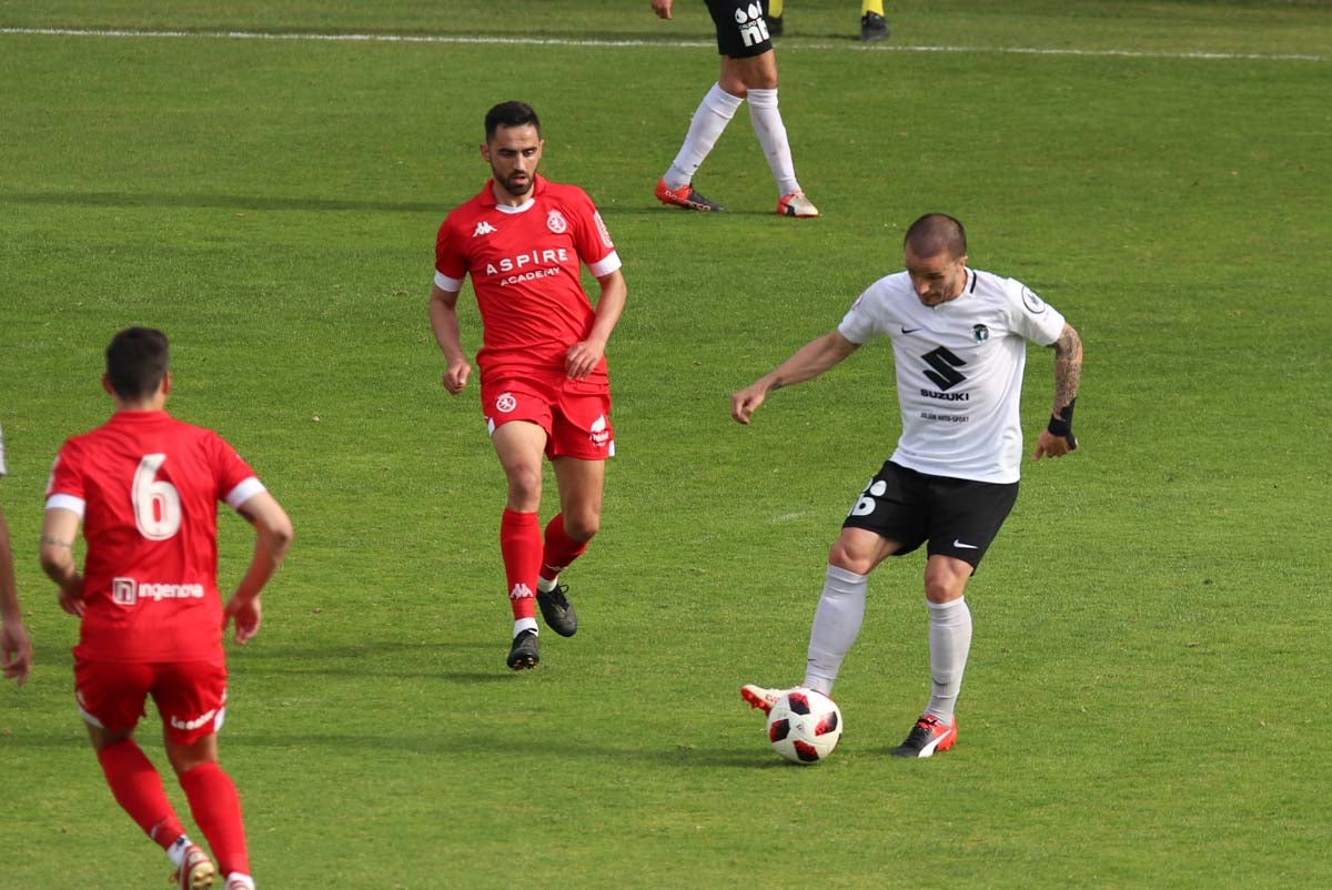 Una selección de las mejores imagenes del partido entre el Burgos CF y la Cultural Leonesa disputado en El Plantío.