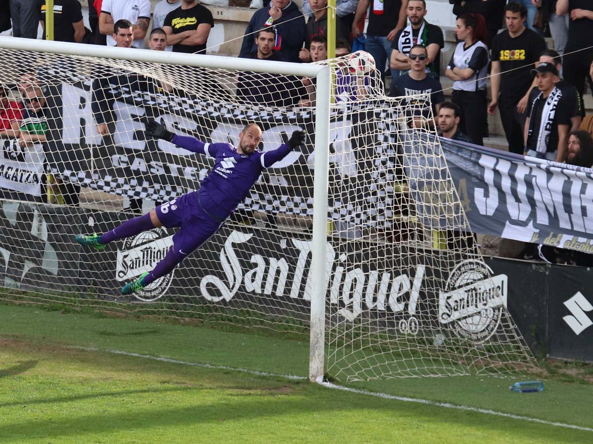 Una selección de las mejores imagenes del partido entre el Burgos CF y la Cultural Leonesa disputado en El Plantío.