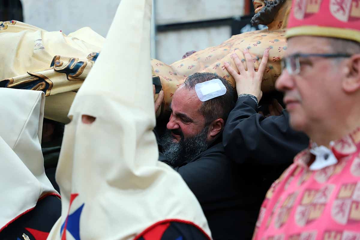 Fotos: Dolor con la caída y rotura de la imagen del Santísimo Cristo de Burgos