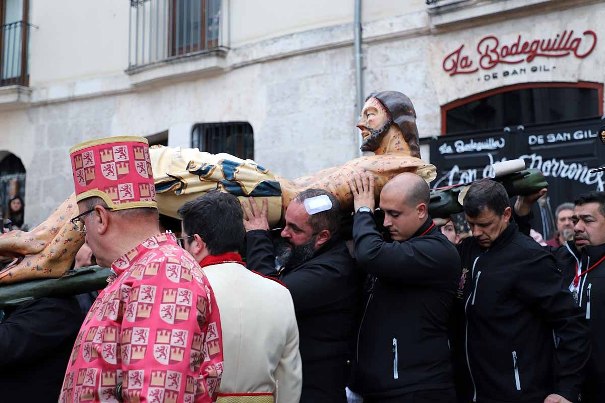 Fotos: Dolor con la caída y rotura de la imagen del Santísimo Cristo de Burgos