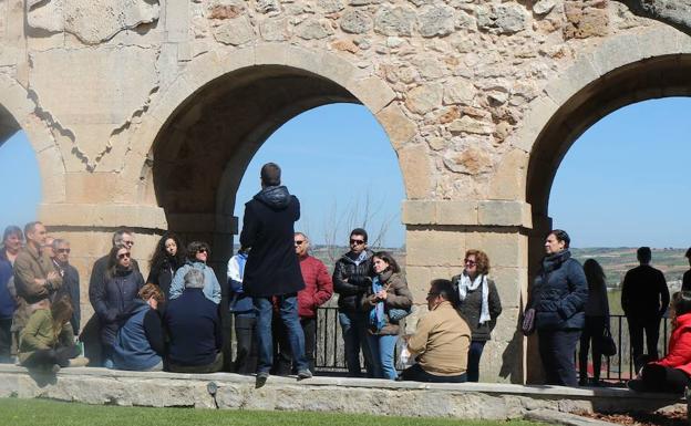 Un guía atiende a un grupo de visitantes. 