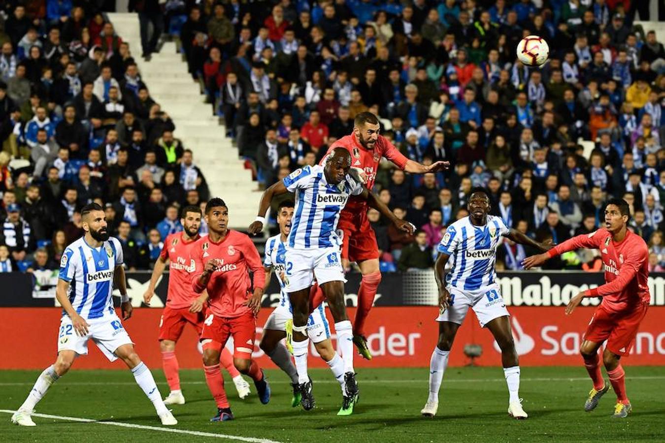 Butarque vivió una noche de emociones con la visita del Real Madrid, que jugó su primer partido de esta Liga en lunes.