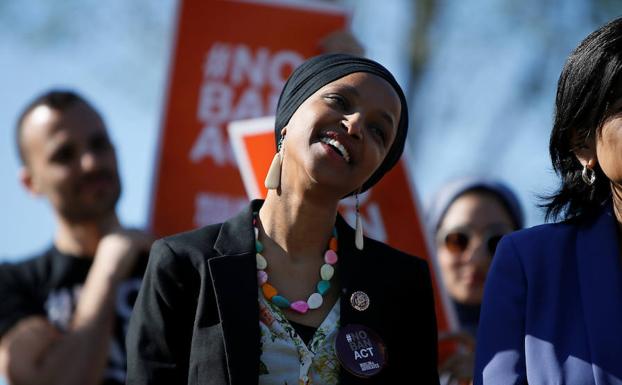 Ilhan Omar sonríe durante un acto celebrado la semana pasada en el exterior del Capitolio.