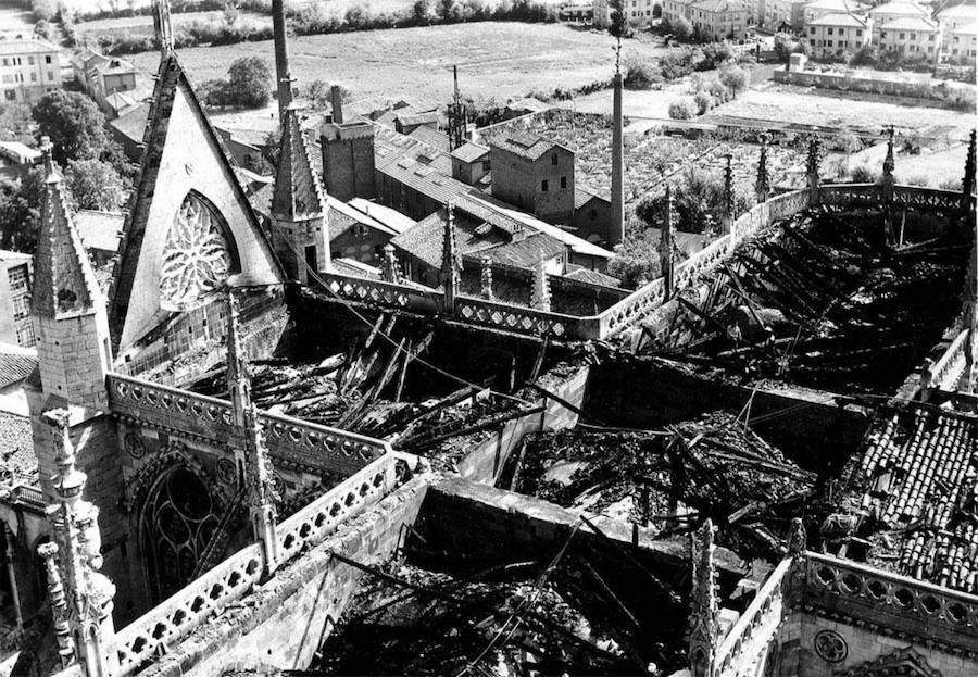 Incendio de la catedral de León en 1966. Fotografía de César Andrés Delgado cedida por el Archivo del Cabildo Catedralicio.