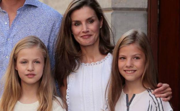 La reina Letizia y sus dos hijas, las infantas Sofía y Leonor.