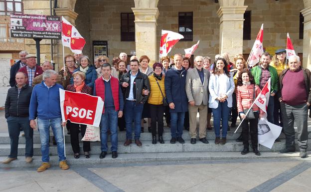 Demetrio Madrid junto a Esther Peña y Ander Gil, acompañados por simpatizanres del PSOE: 