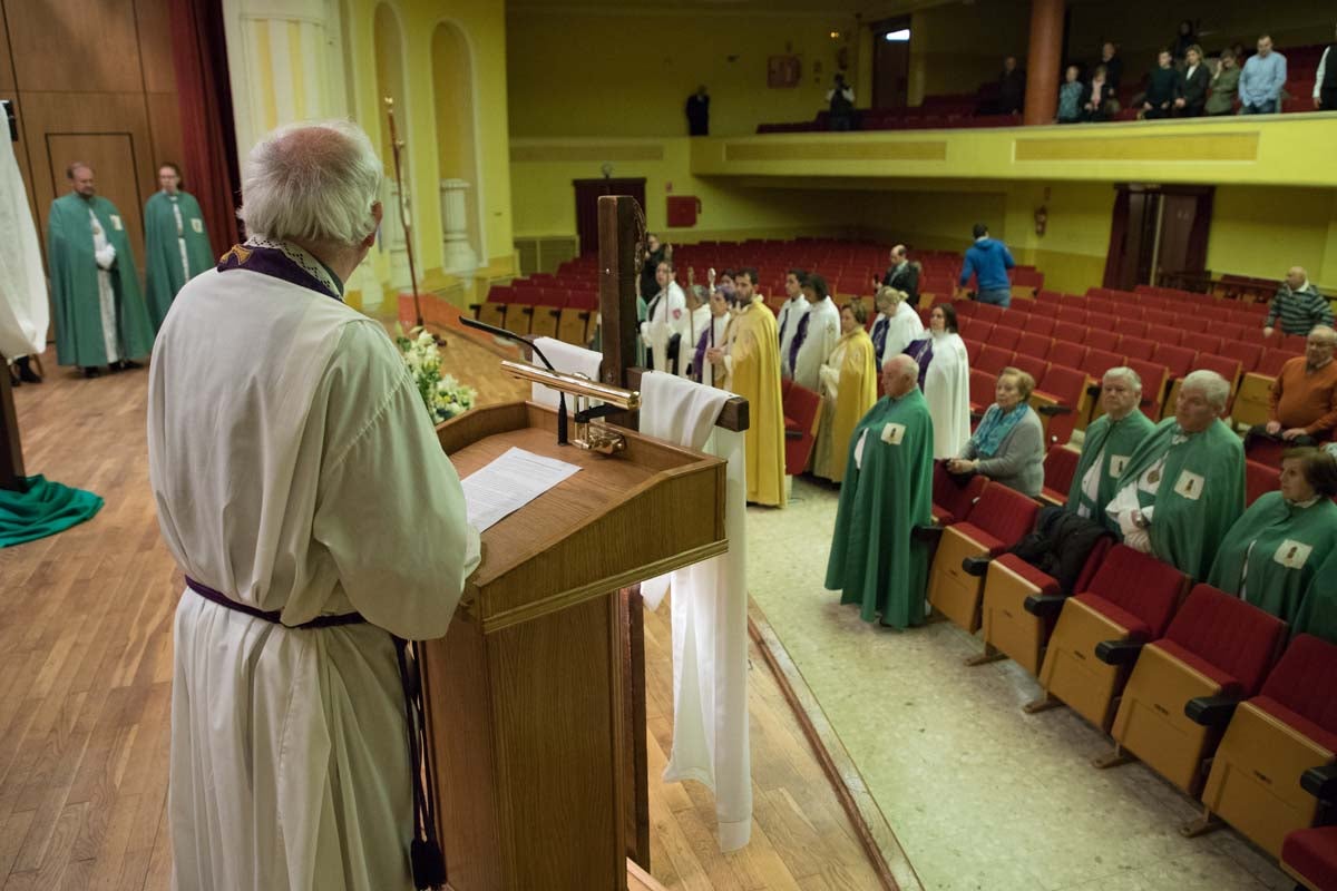 La lluvia impide a la cofradía de la Santa Columna y el Círculo Católico de Obreros llevar a cabo su primer viacrucis por el barrio de Vega.